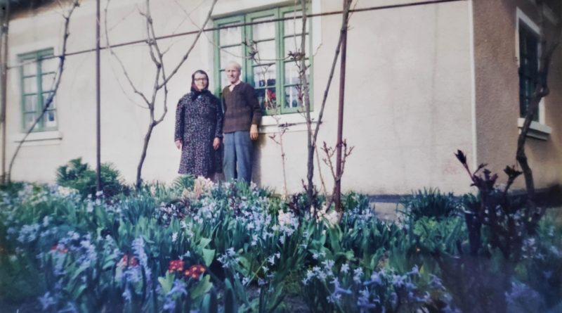 Casa bunicilor si gradina de flori